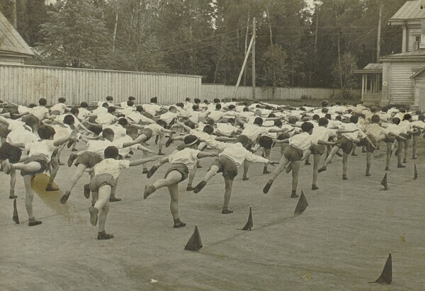 Calisthenics at One of the Spanish Children´s Homes in the USSR Miniaturansicht