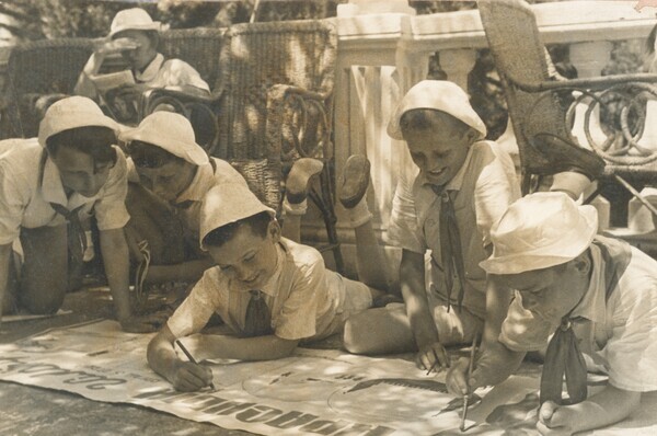 Spanish Pioneers Designing a Poster Miniature